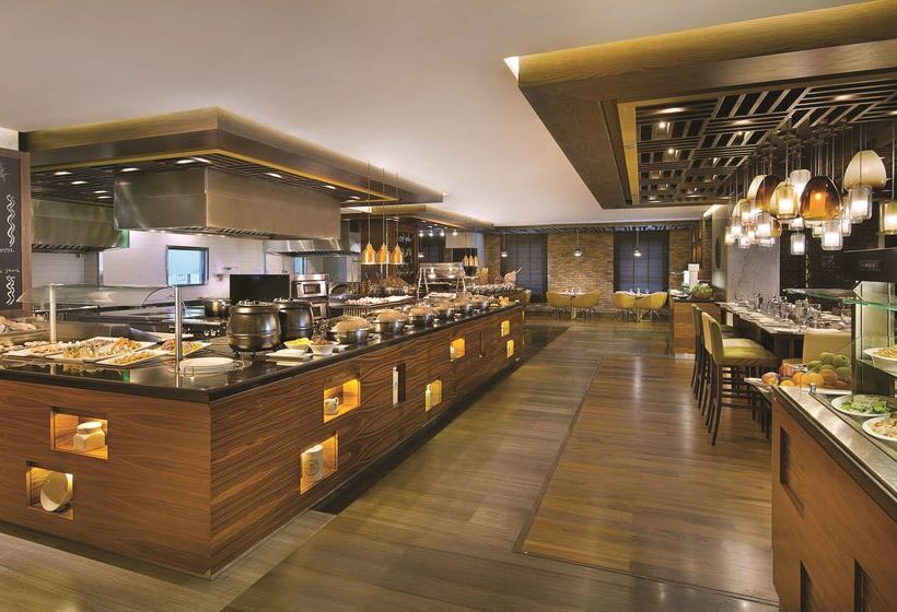 בית מלון כפרי Doubletree By Hilton Riyadh  Al Muroj Business Gate