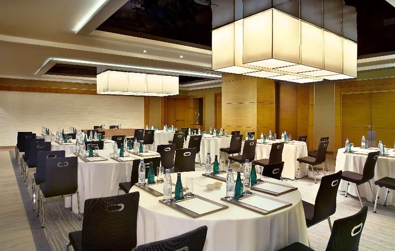בית מלון כפרי Doubletree By Hilton Riyadh  Al Muroj Business Gate