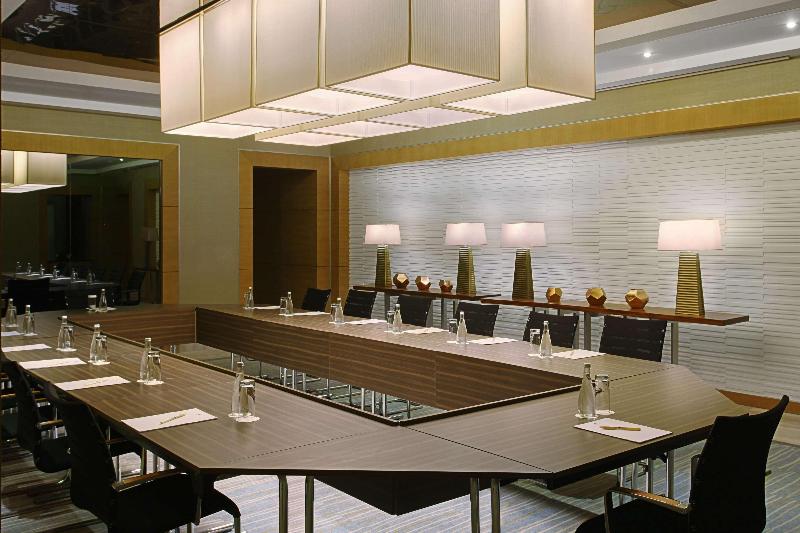 בית מלון כפרי Doubletree By Hilton Riyadh  Al Muroj Business Gate