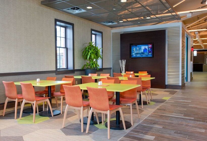 هتل Hilton Garden Inn Burlingtondowntown