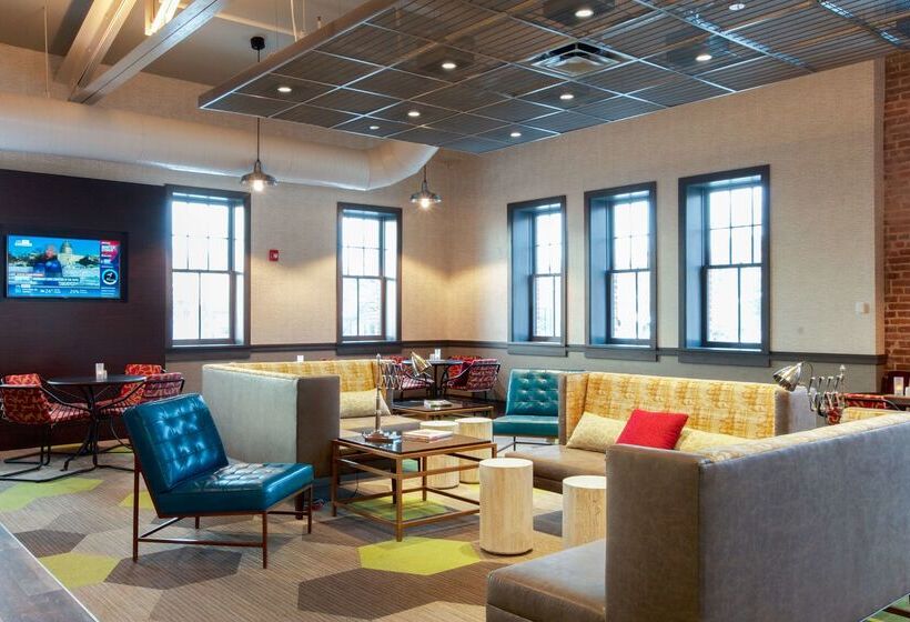 هتل Hilton Garden Inn Burlingtondowntown