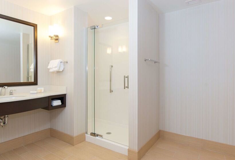 هتل Hilton Garden Inn Burlingtondowntown