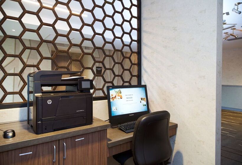 هتل Hilton Garden Inn Burlingtondowntown