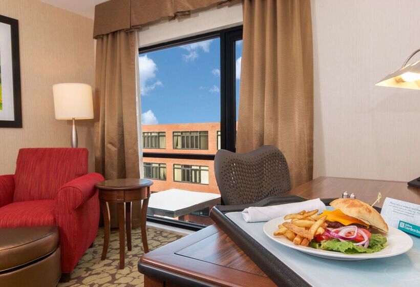 هتل Hilton Garden Inn Burlingtondowntown