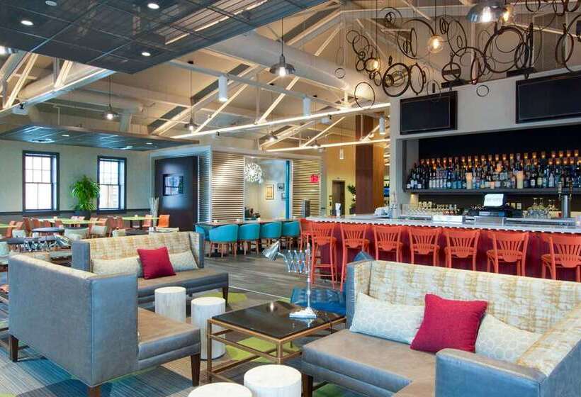 هتل Hilton Garden Inn Burlingtondowntown