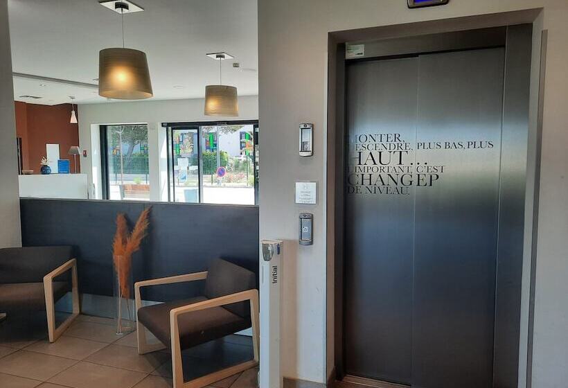 هتل Holiday Inn Express   Marseille Airport, An Ihg