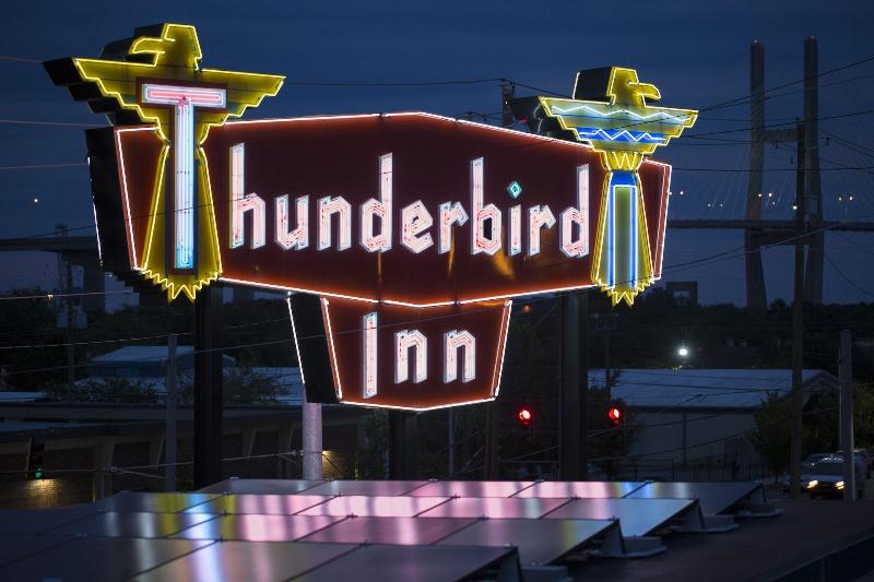 هتل The Thunderbird Inn