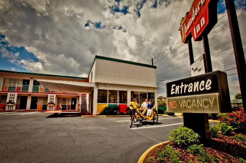 هتل The Thunderbird Inn