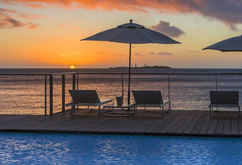 هتل Chateau Royal Beach Resort & Spa, Noumea