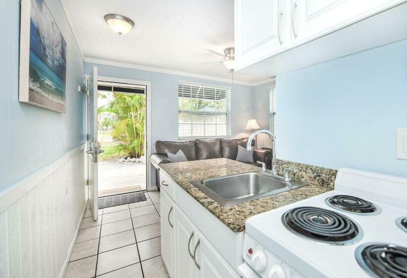 هتل Parrot Beach Cottages Suite #2