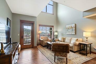 هتل Fabulous Riverstone Retreat