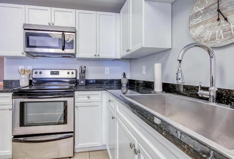 هتل Coconut Grove 203