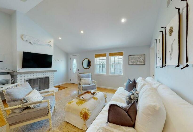 هتل Downtown Beach Cottage