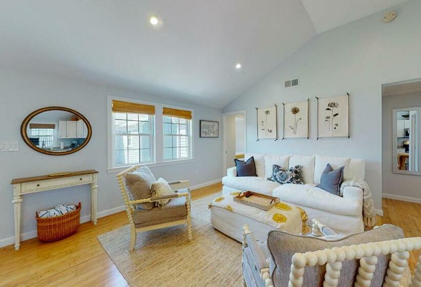 هتل Downtown Beach Cottage