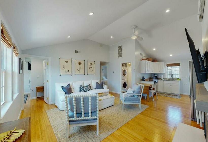 هتل Downtown Beach Cottage