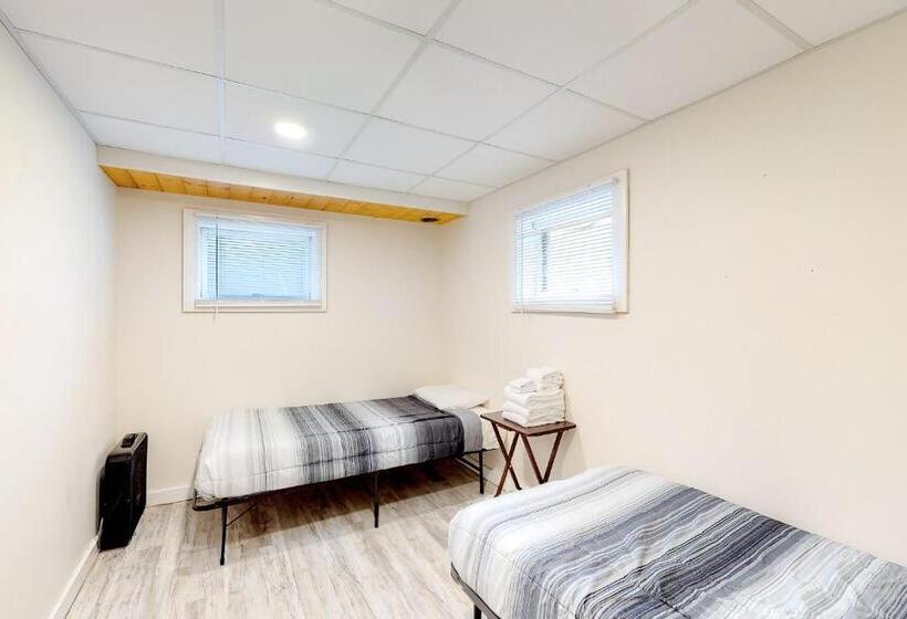 בית מלון כפרי Modern Log Chalet   Lower Unit