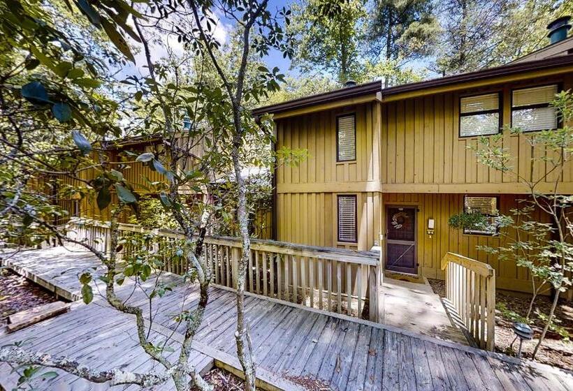 ホテル Whispering Woods Retreat