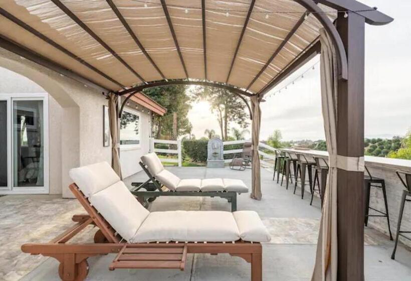 פנסיון Magic Villa Overlooking Pool Oasis