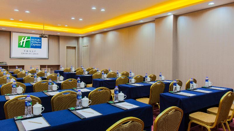 هتل Holiday Inn Express Changbaishan, An Ihg