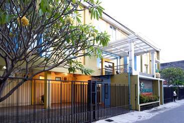 هتل Pineapple Mansion Solo Mitra Reddoorz Near Rs Jih Solo