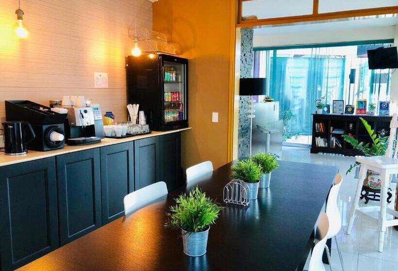 هتل Quints Travelers Inn