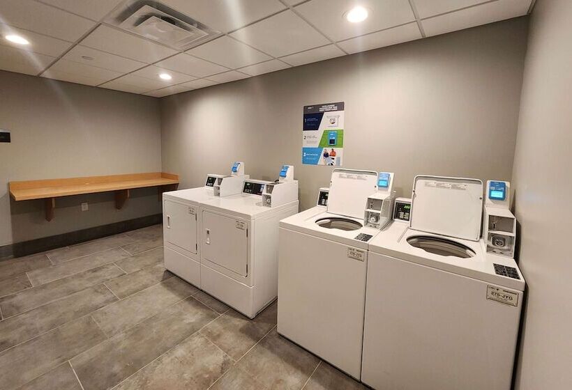 هتل La Quinta Inn & Suites By Wyndham Del Rio