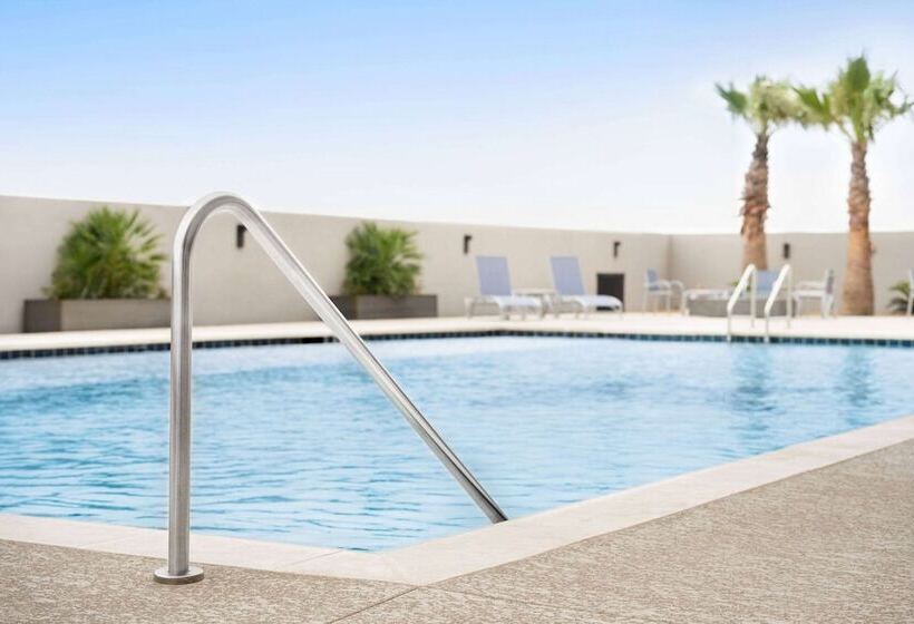 هتل La Quinta Inn & Suites By Wyndham Del Rio