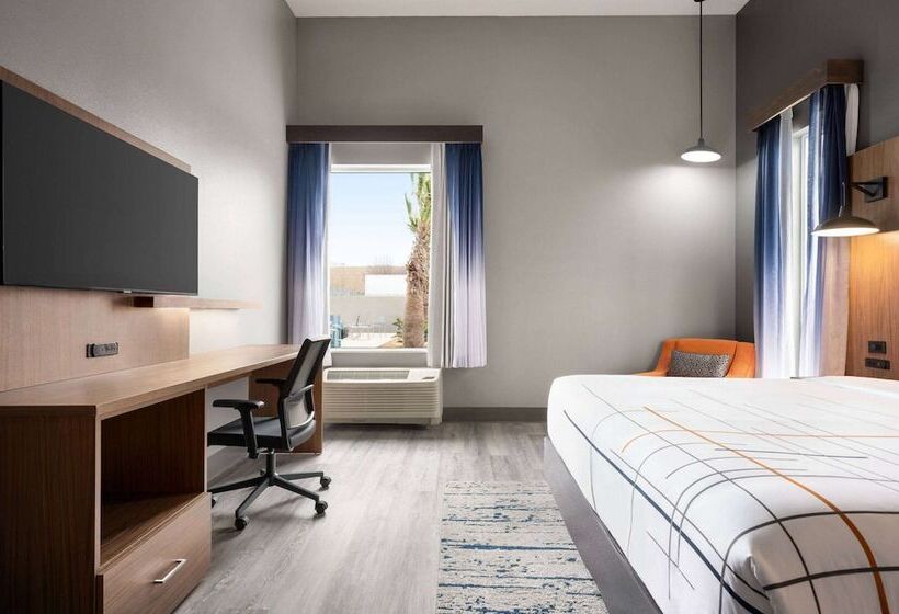 هتل La Quinta Inn & Suites By Wyndham Del Rio