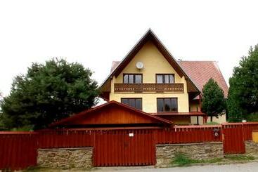پانسیون Cosy Mountain Home By The Pond