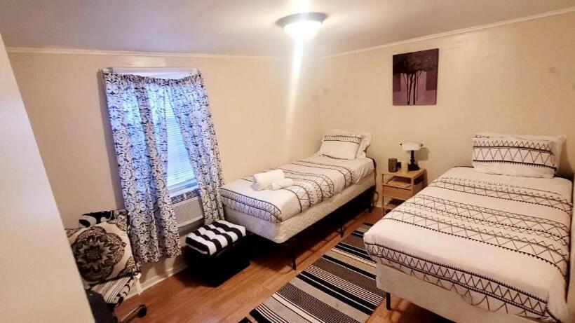 پانسیون Room In Guest Room   Black White Rm By Yale U