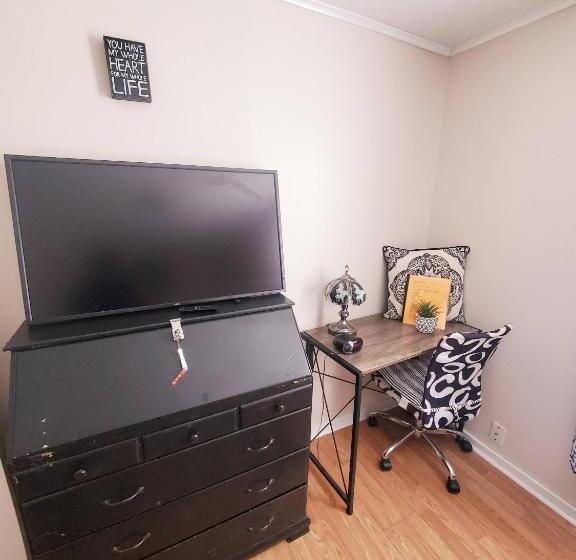 پانسیون Room In Guest Room   Black White Rm By Yale U
