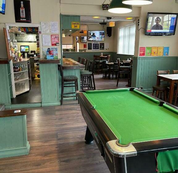 هاستل Shakers Inn
