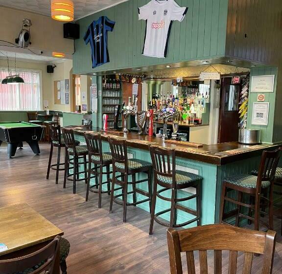 هاستل Shakers Inn