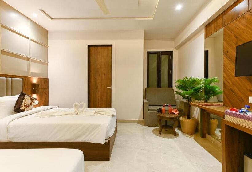 هتل Avalon Palms Agra
