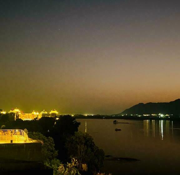 Hotel Haveli Balavh With Lake Facing Balcony