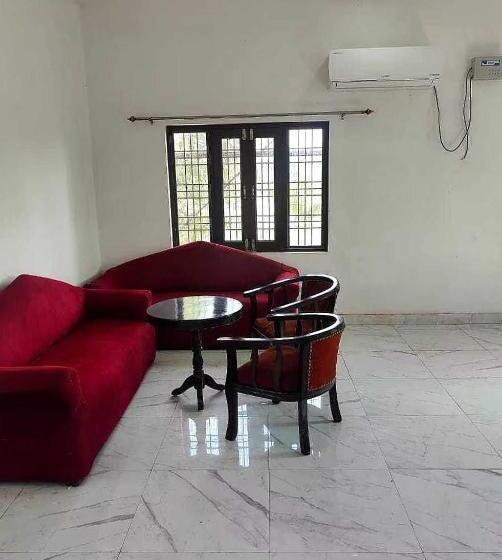 ホテル Oyo 70136 Vrinda Inn