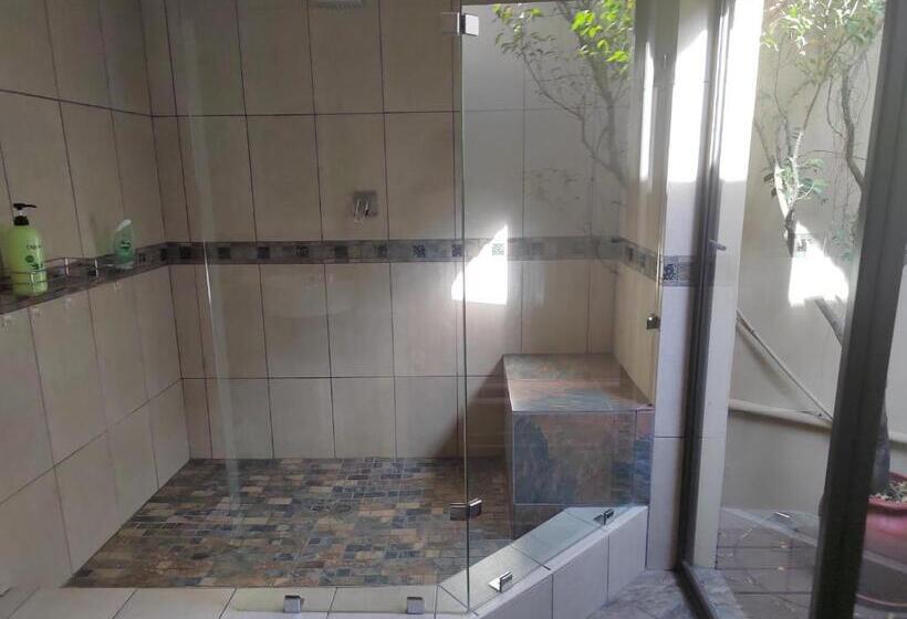 پانسیون Crayfish Creek Guest House