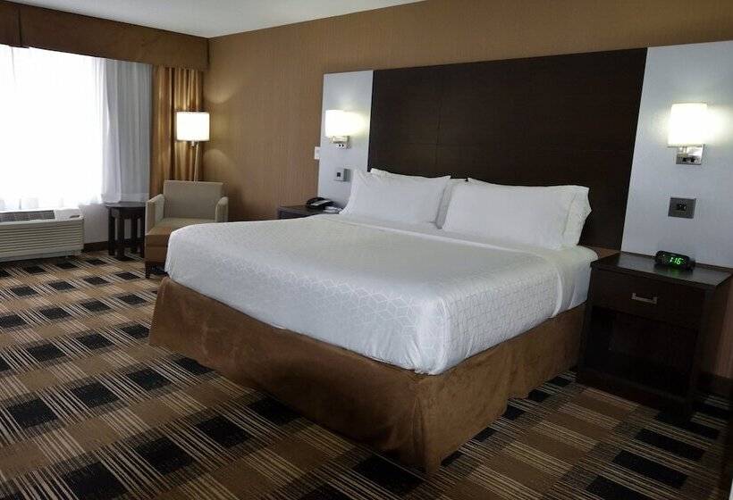 هتل Holiday Inn Express & Suites Ottawa East Orleans, An Ihg