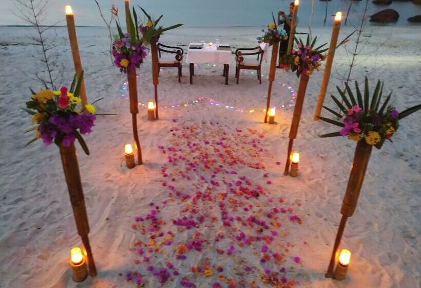 فندق Lorin Beach Resort Belitung