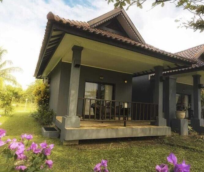 فندق Lorin Beach Resort Belitung