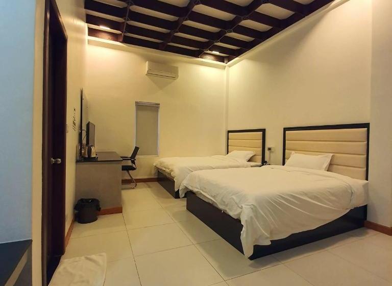 Отель New Paris and Restaurant