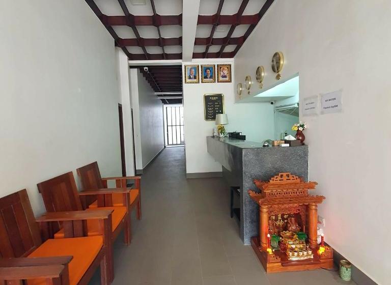 Отель New Paris and Restaurant