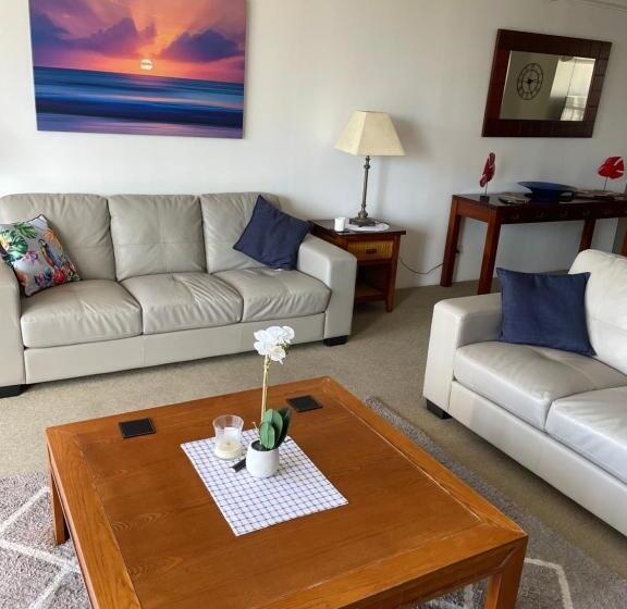 هتل Surfers Century Oceanside Apartments