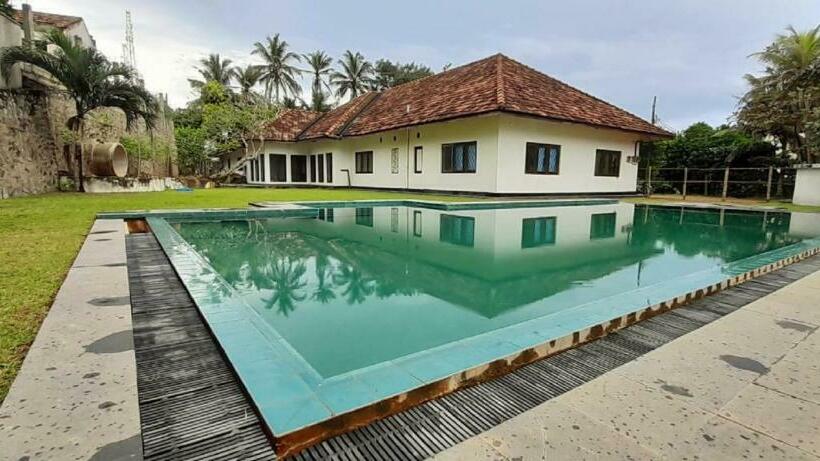 تختخواب و صبحانه Isuru Holiday Inn