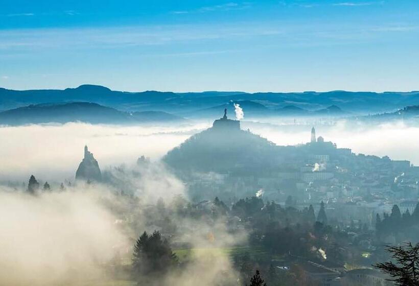 تختخواب و صبحانه Maison Au Loup   Superbe Ancien Hotel Particulier Du Xvie Siècle Au Cœur De La Vieille Ville Du Puy