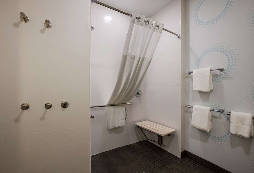 هتل Tru By Hilton Traverse City
