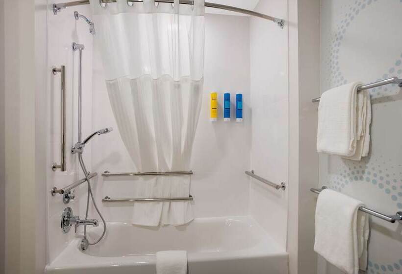 هتل Tru By Hilton Traverse City