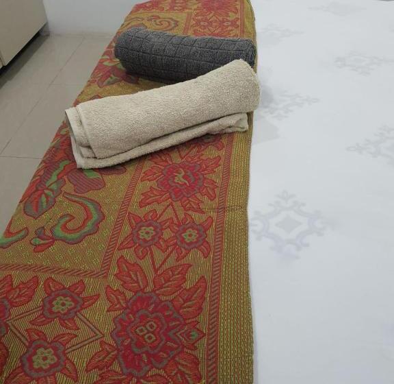 هتل Single Room With Shared Kitchen And Living Room