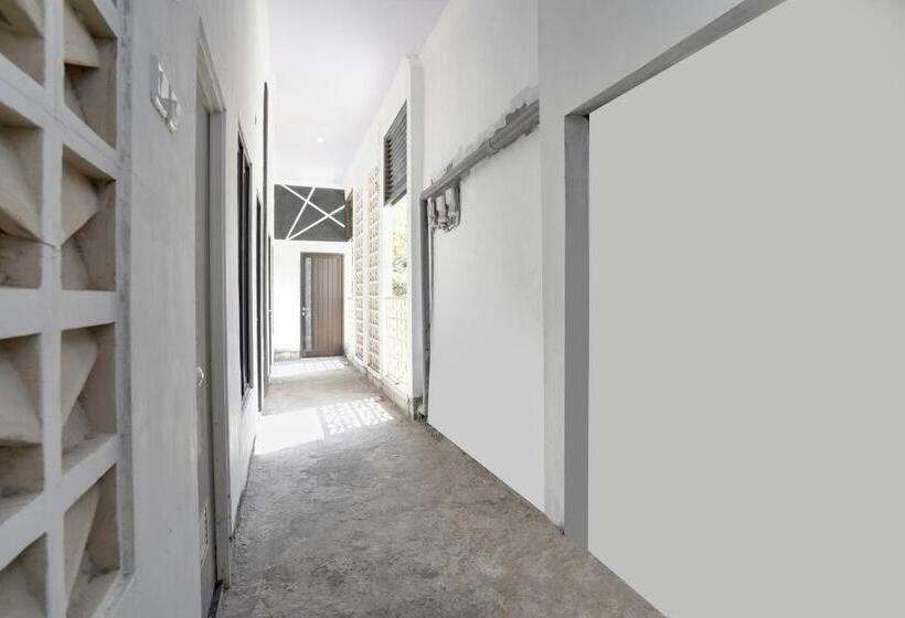 בית מלון כפרי Spot On 91745 Rumah Kost Gresik Syariah