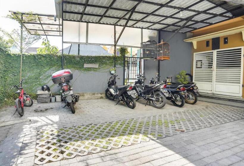 בית מלון כפרי Spot On 91745 Rumah Kost Gresik Syariah